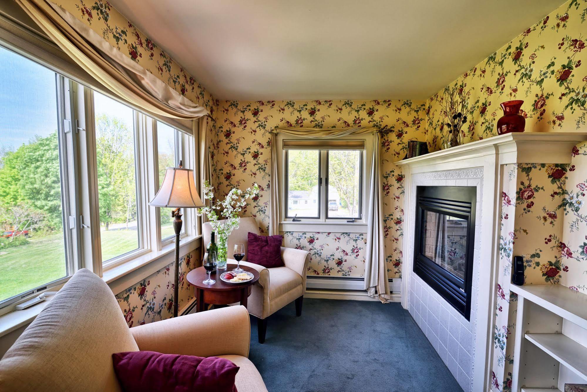 Darby Field Inn Albany Экстерьер фото