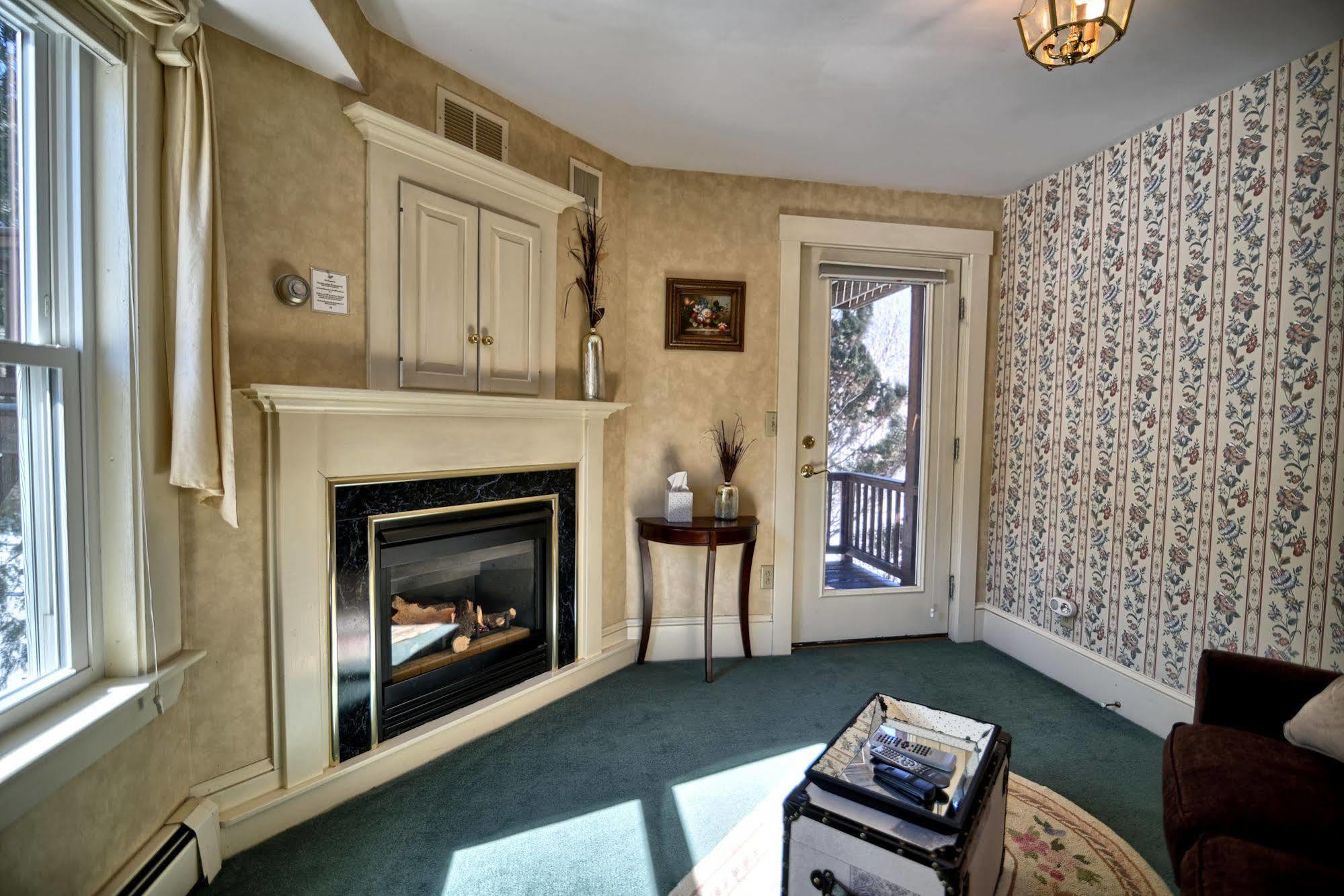 Darby Field Inn Albany Экстерьер фото