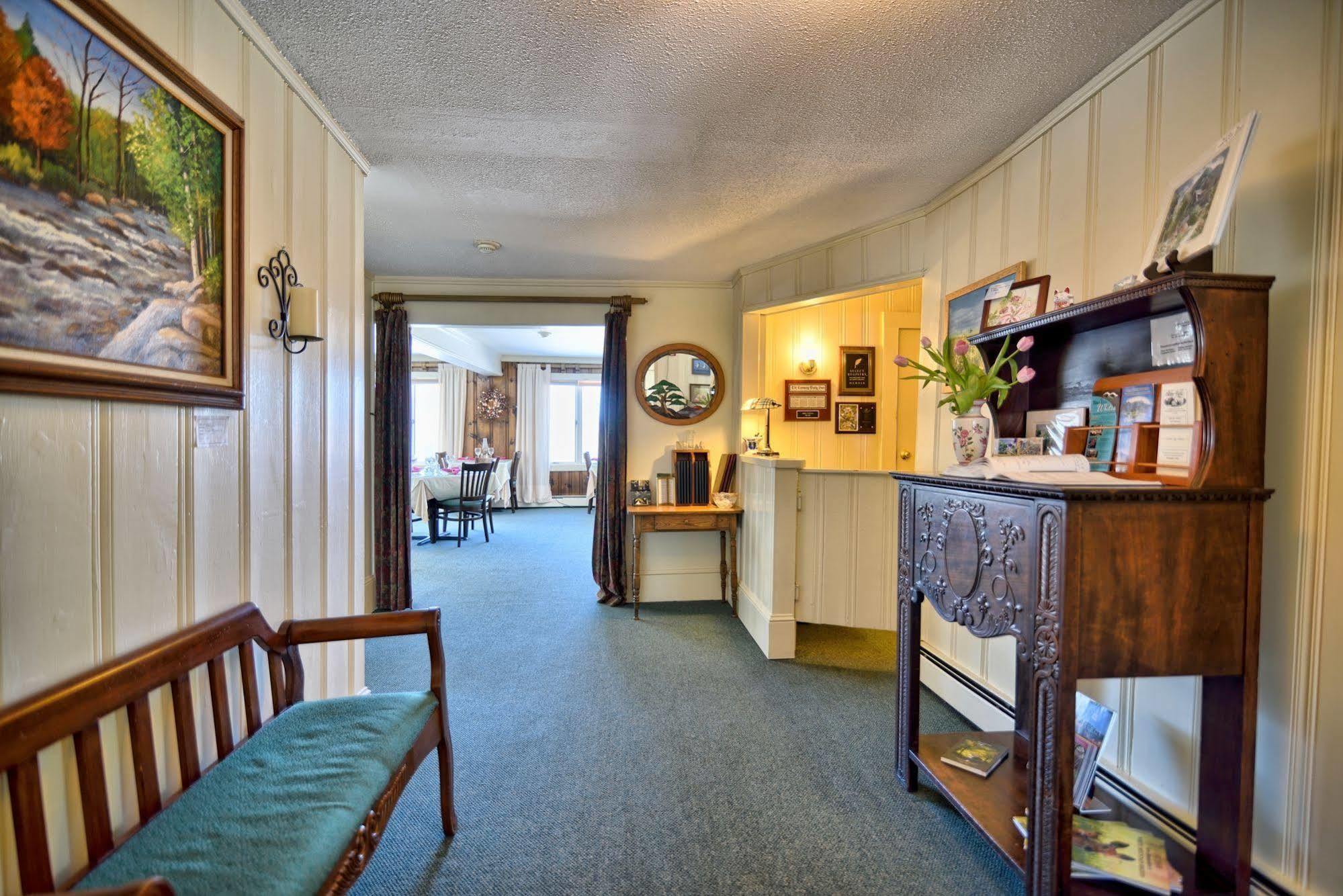 Darby Field Inn Albany Экстерьер фото