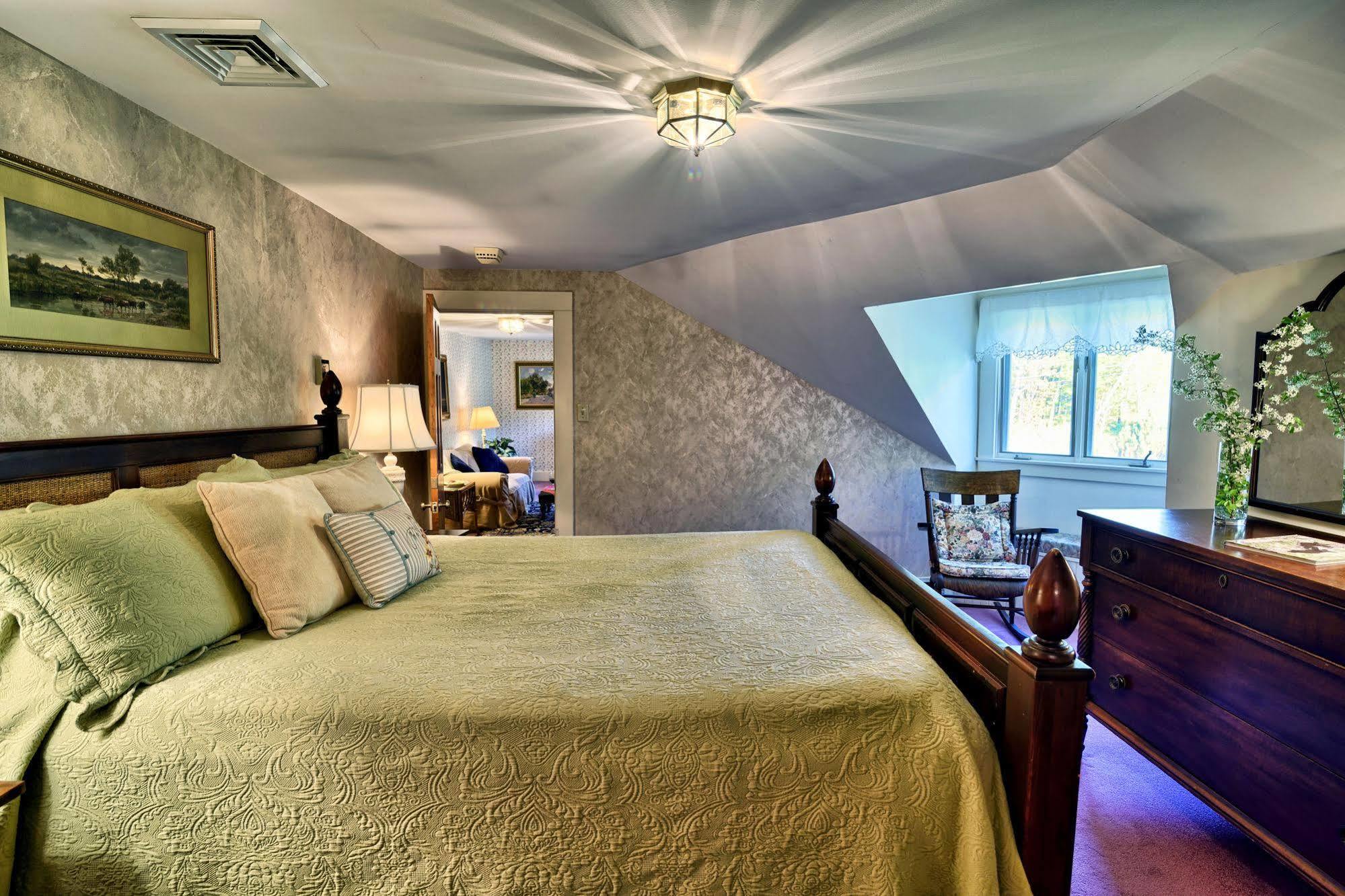 Darby Field Inn Albany Экстерьер фото
